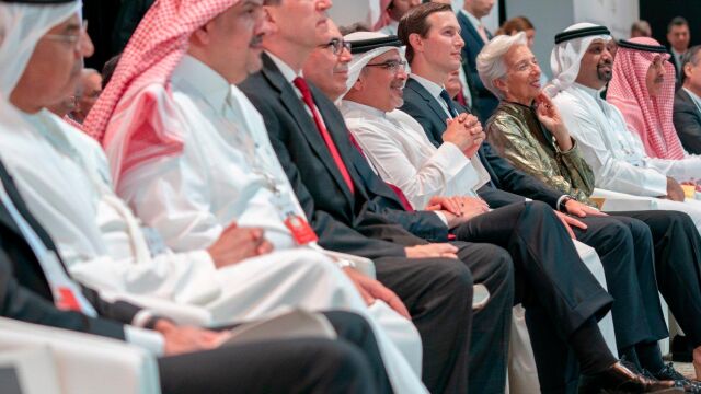 El asesor y yerno del presidente de EE UU, Donald Trump, Jared Kushner (4i), y la directora gente del Fondo Monetario Internacional, Christine Lagarde (3i), en el foro "Prosperidad para la Paz", en Manama/Efe