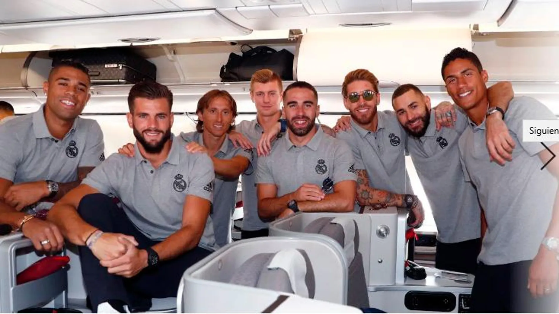 Los jugadores del Real Madrid en el avión