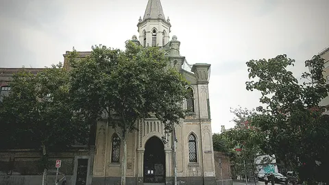 El estilo neogótico de la iglesia de N. S. de la Paz presenta rasgos decorativos de estilo neomudéjar, como los arcos túmidos