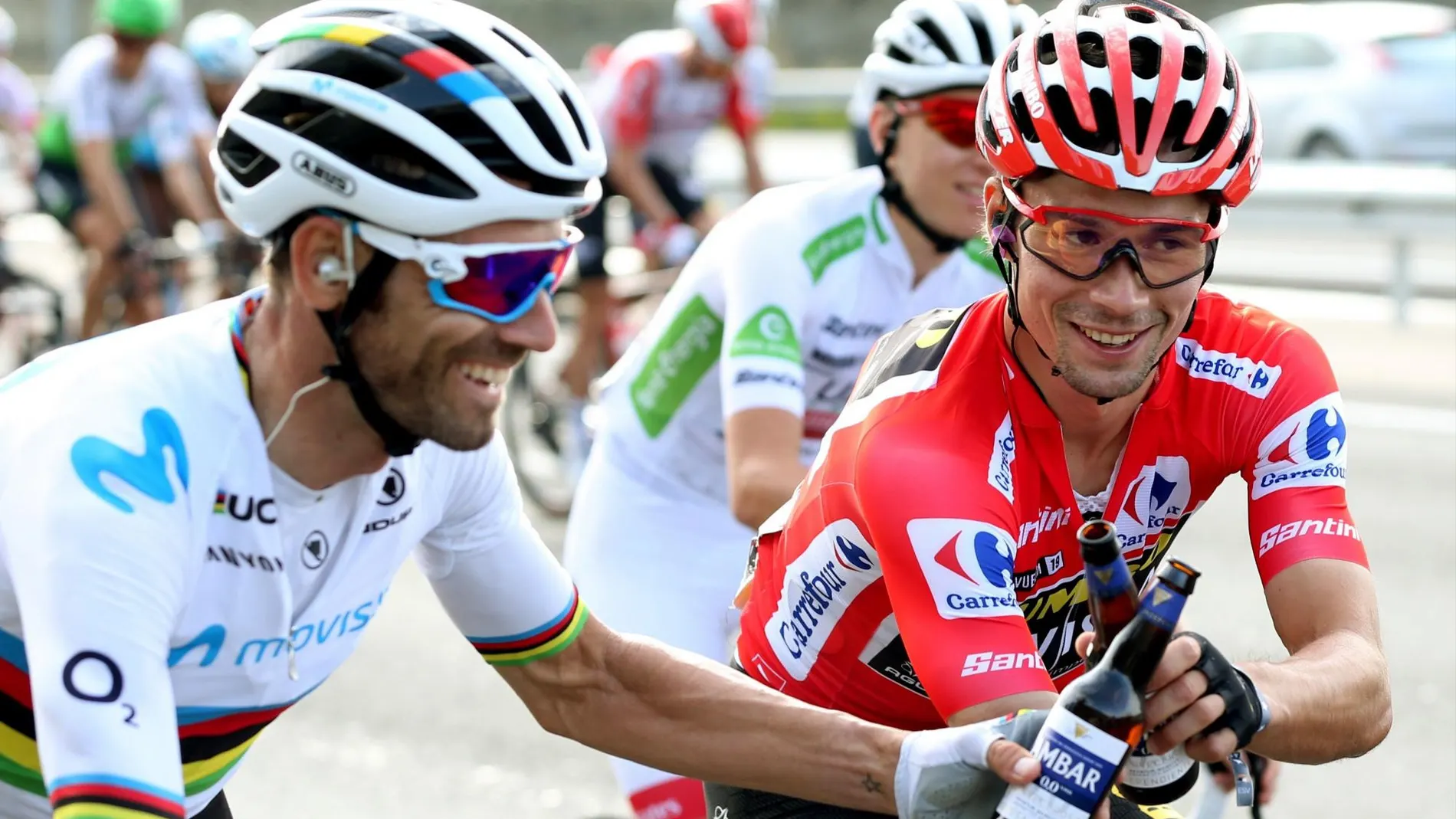 Valverde brinda con Roglic en la última etapa de la pasada Vuelta