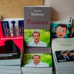 El libro escrito por el expresidente galo Nicolas Sarkozy a la venta en una librería en París, Francia, este jueves