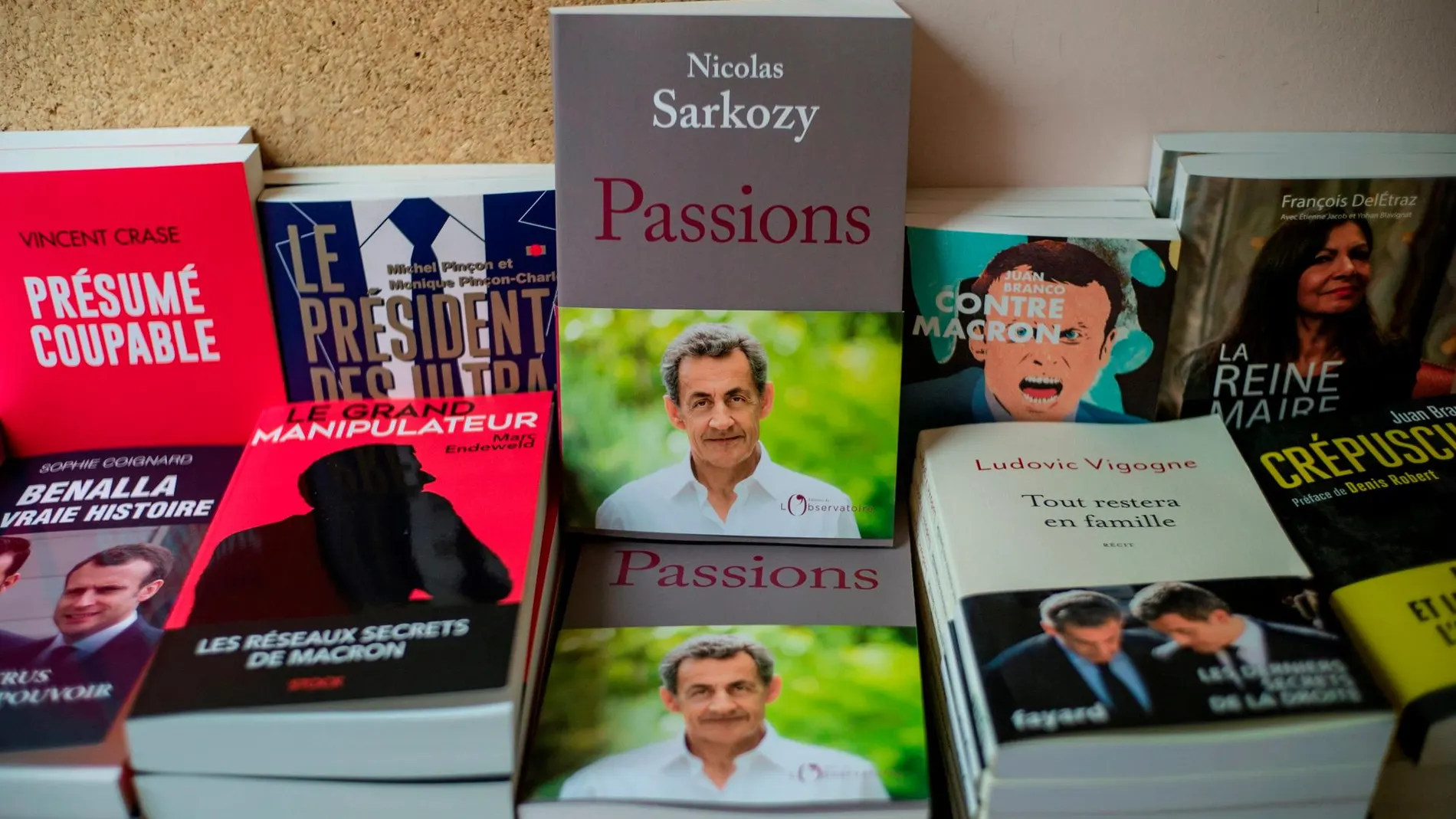 El libro escrito por el expresidente galo Nicolas Sarkozy a la venta en una librería en París, Francia, este jueves