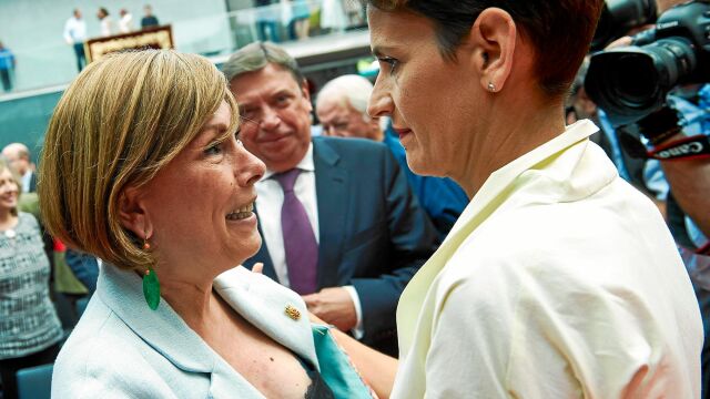 La socialista María Chivite con Uxue Barkos durante el acto de su investidura como presidenta