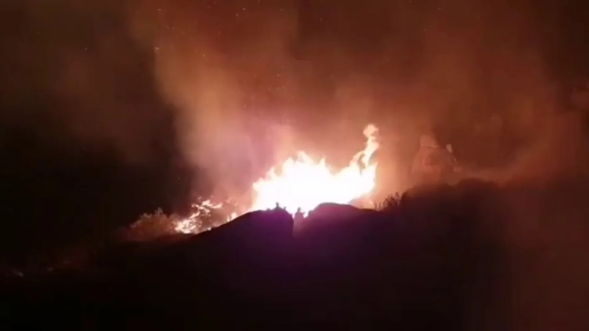 Unos 200 efectivos trabajan por la noche en el incendio de Navalacruz