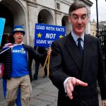 Jacob Rees-Mogg seguido por un activista a favor del brexit