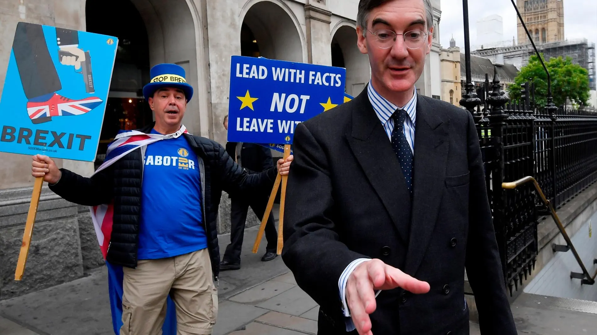 Jacob Rees-Mogg seguido por un activista a favor del brexit