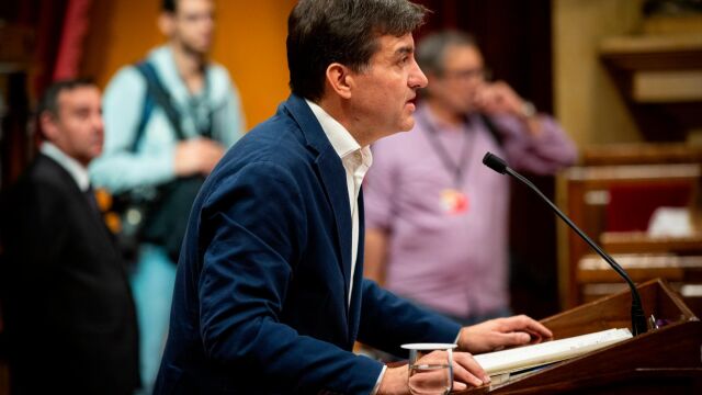 El presidente de ERC en el Parlament, Sergi Sabrià, interviene desde la tribuna en la sesión plenaria celebrada en el Parlament / Ep