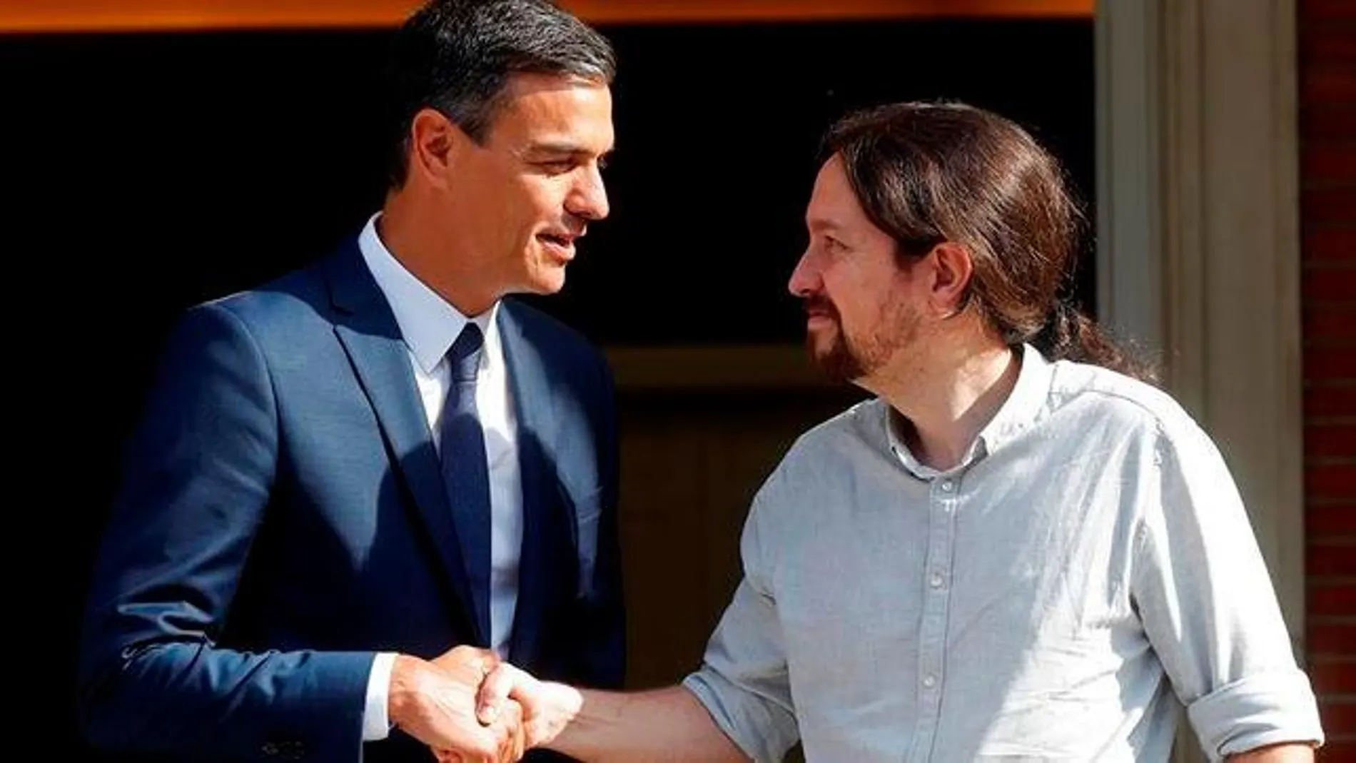 Pedro Sánchez recibiendo a Pablo Iglesias en el Palacio de la Moncloa / Efe