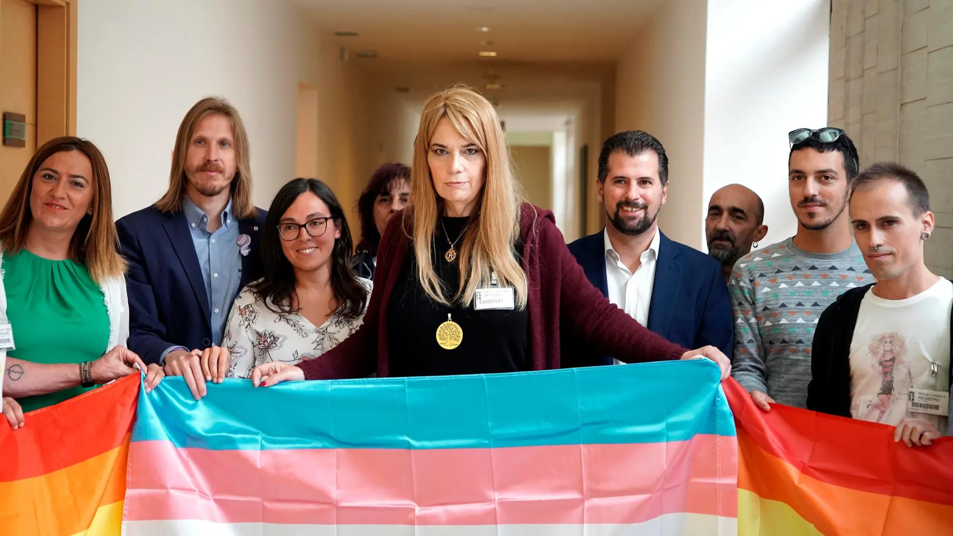 Tudanca, Fernández, Barcones y Domínguez posan con miembros del colectivo LGTBi