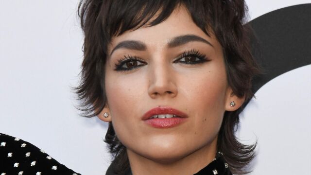 Úrsula Corberó conquista París con un vestido de Saint Laurent