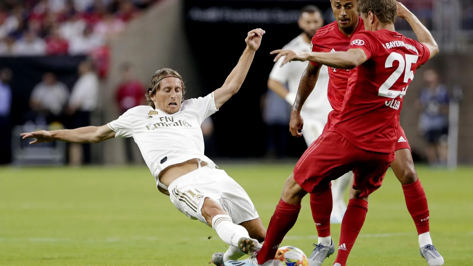 Modric disputa un balón con Müller ante la mirada de Thiago