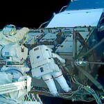 Las astronautas Jessica Meir y Christina Koch, saliendo de la Estación Espacial Internacional