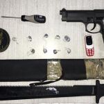 Armas incautadas a los dos menores y las dosis de drogas