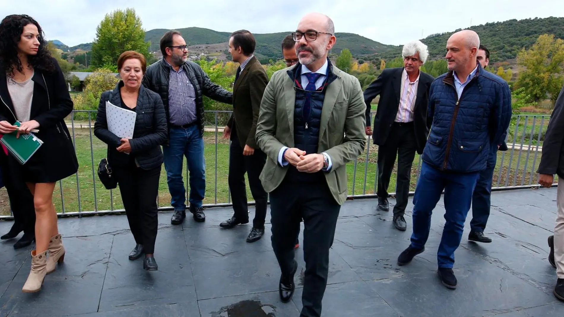 El consejero de Cultura y Turismo, Javier Ortega Álvarez, junto a los alcaldes de las Médulas y representantes del Consejo Comarcal del Bierzo en Carucedo (León)