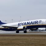 Un avión de Ryanair durante un despegue / Reuters