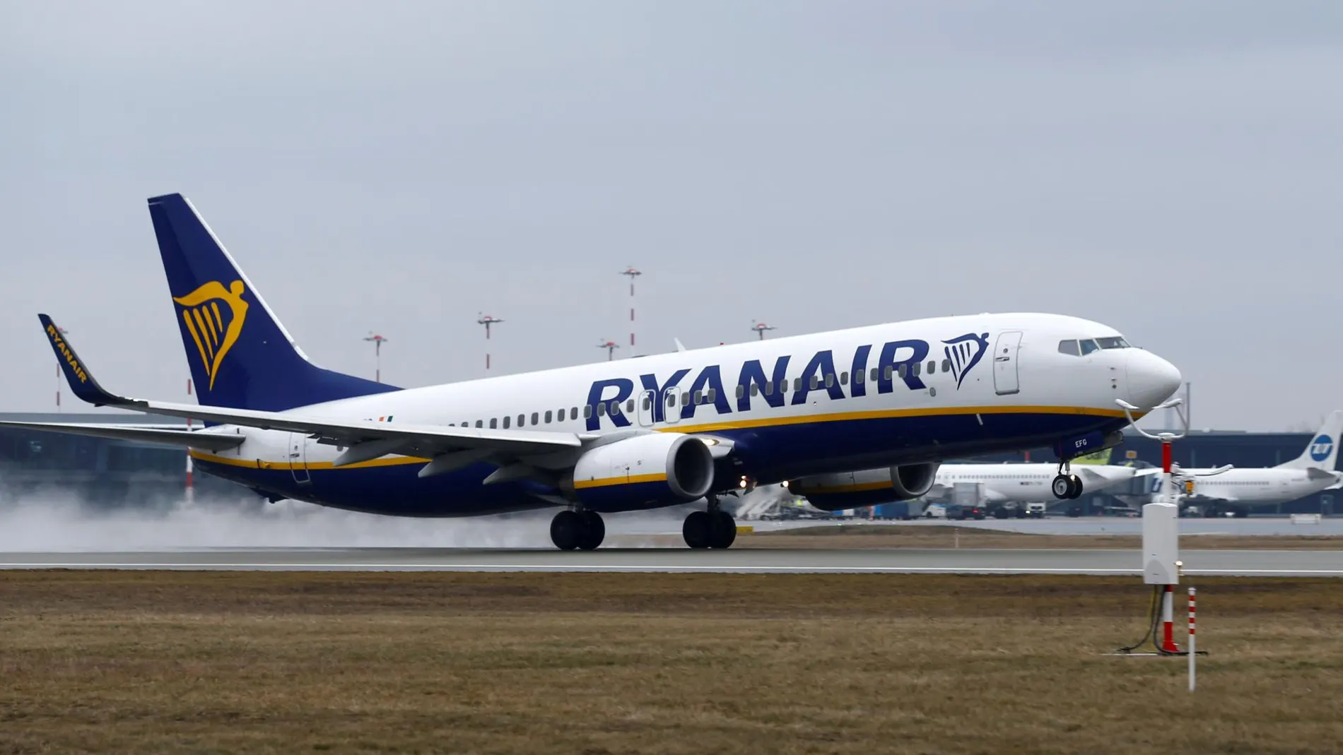 Un avión de Ryanair durante un despegue / Reuters
