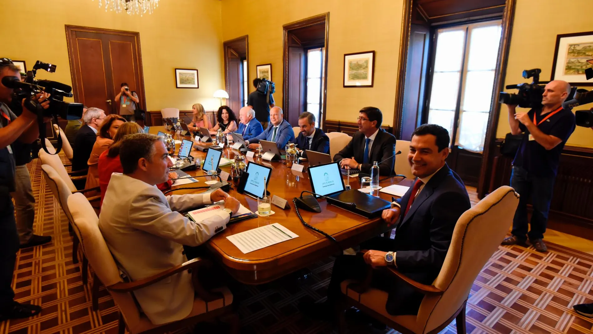 Juanma Moreno, en primer término, presidiendo un Consejo de Gobierno en San Telmo