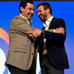 El presidente del Partido Popular, Pablo Casado (d), junto al presidente de la Junta de Andalucía, Juanma Moreno (i), en la Convención Económica que el PP / Foto: EFE-Rafa Alcaide