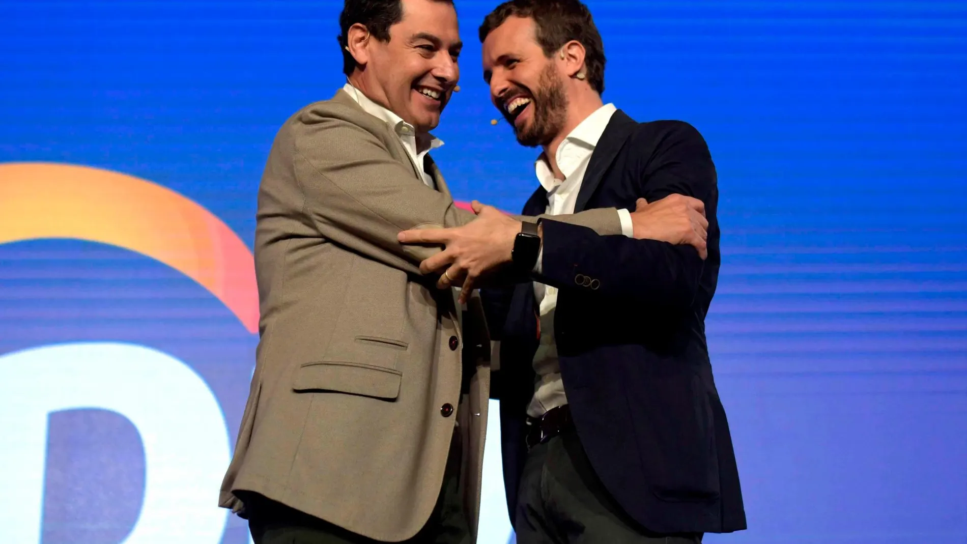 El presidente del Partido Popular, Pablo Casado (d), junto al presidente de la Junta de Andalucía, Juanma Moreno (i), en la Convención Económica que el PP / Foto: EFE-Rafa Alcaide