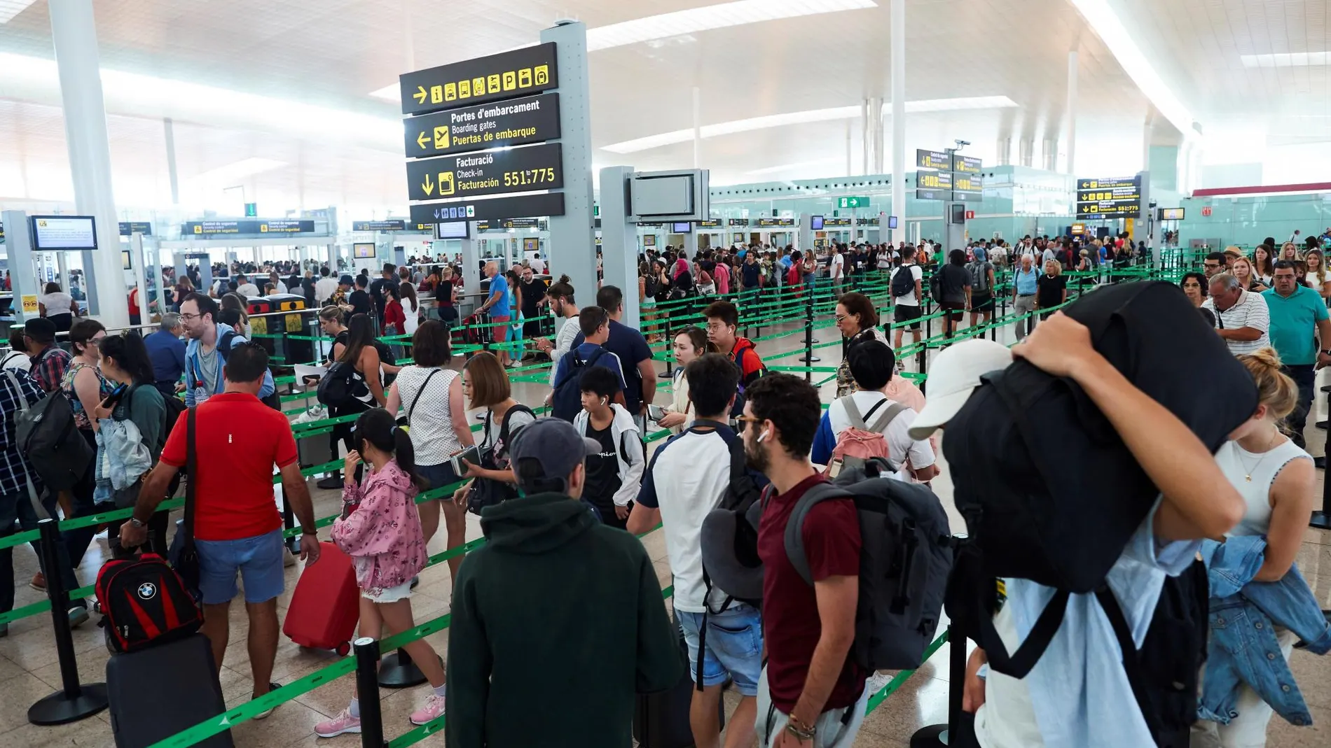 Los paros de los trabajadores de Iberia en el Prat afectarán a 30.000 viajeros, según las estimaciones del Ejecutivo catalán