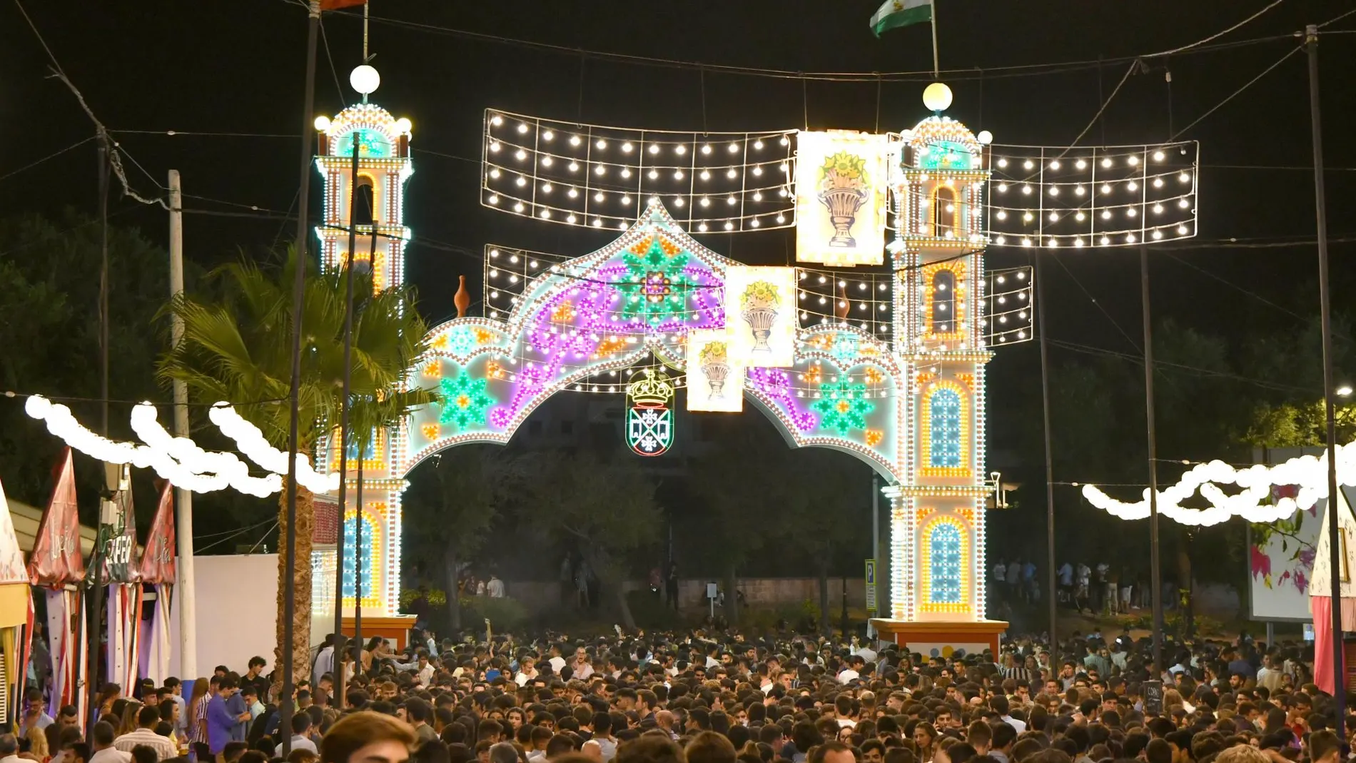 La Feria de Tomares, abarrotada durante una de las cinco noches que dura el festejo / La Razón