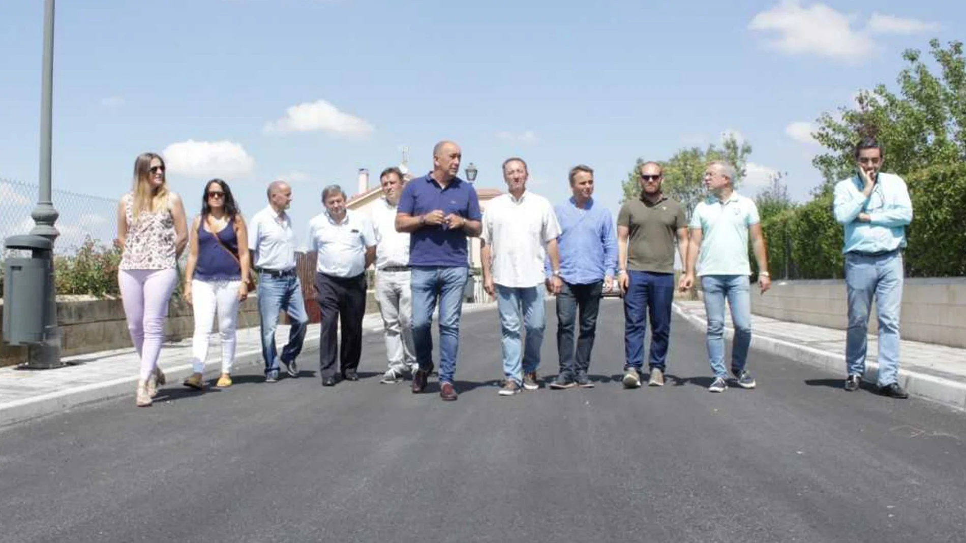 El presidente de la Diputación, Miguel Ángel de Vicente, visita la obra ya finalizada junto a varios diputados y al alcalde del municipio