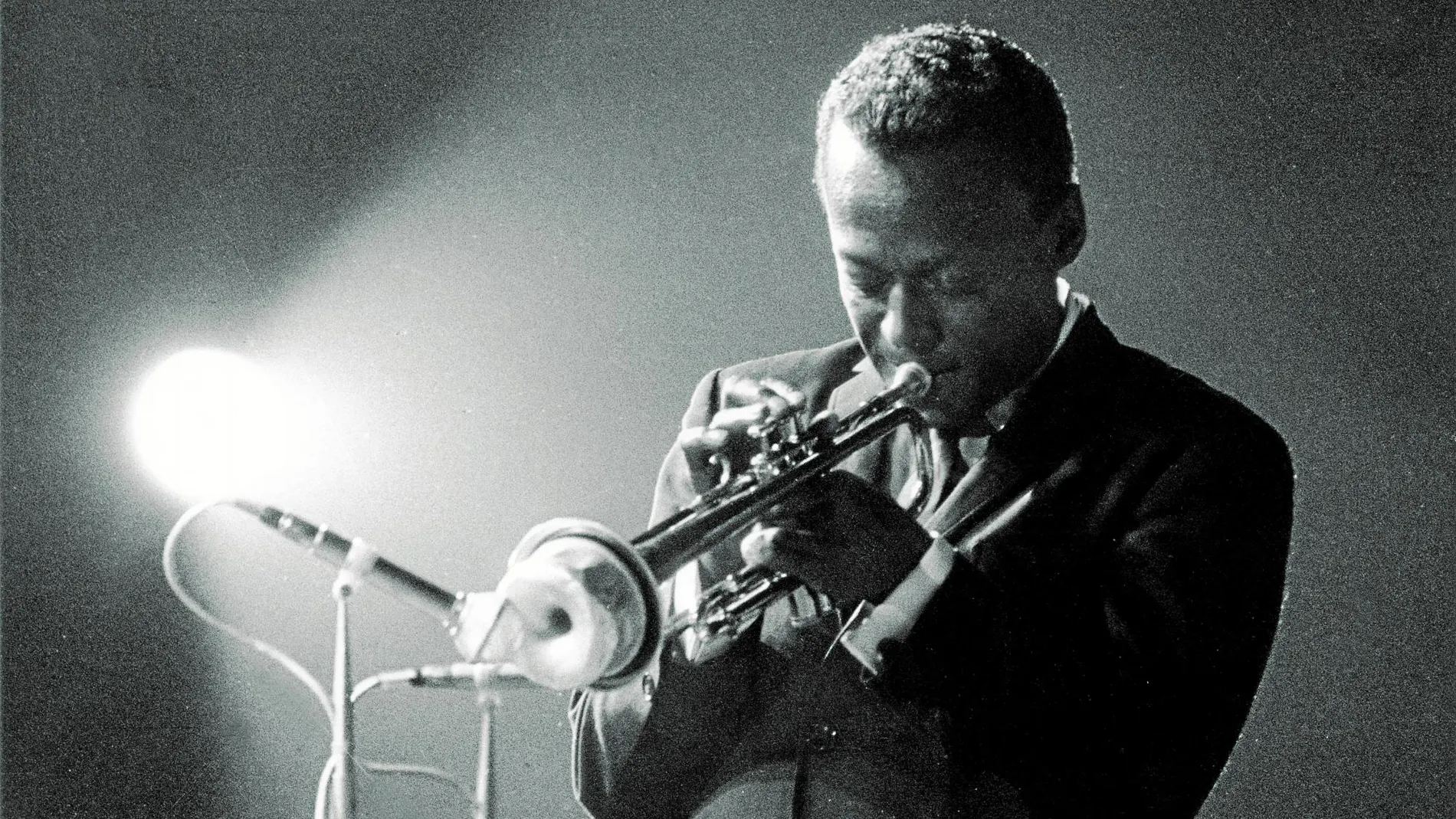 El jazz alcanzó otro nivel gracias a Miles Davis, un trompetista que representó la eterna vanguardia a través de su autoexigencia y eterna creatividad