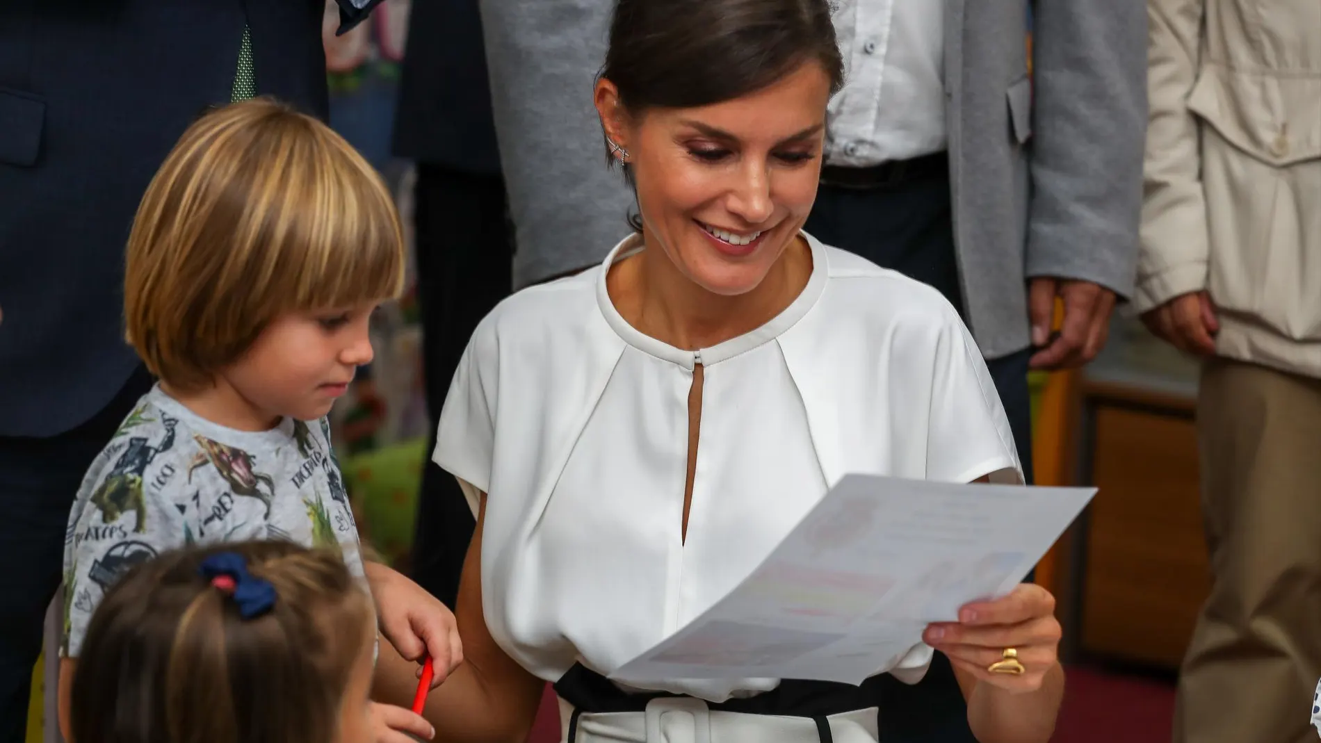 La vuelta al cole de Doña Letizia con un 'look' en blanco y negro