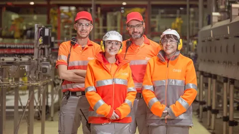 Empleados de Coca-Cola posan en la fábrica de Sevilla / La Razón