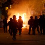 Mossos d'Esquadra durante los disturbios anoche / EFE/Toni Albir