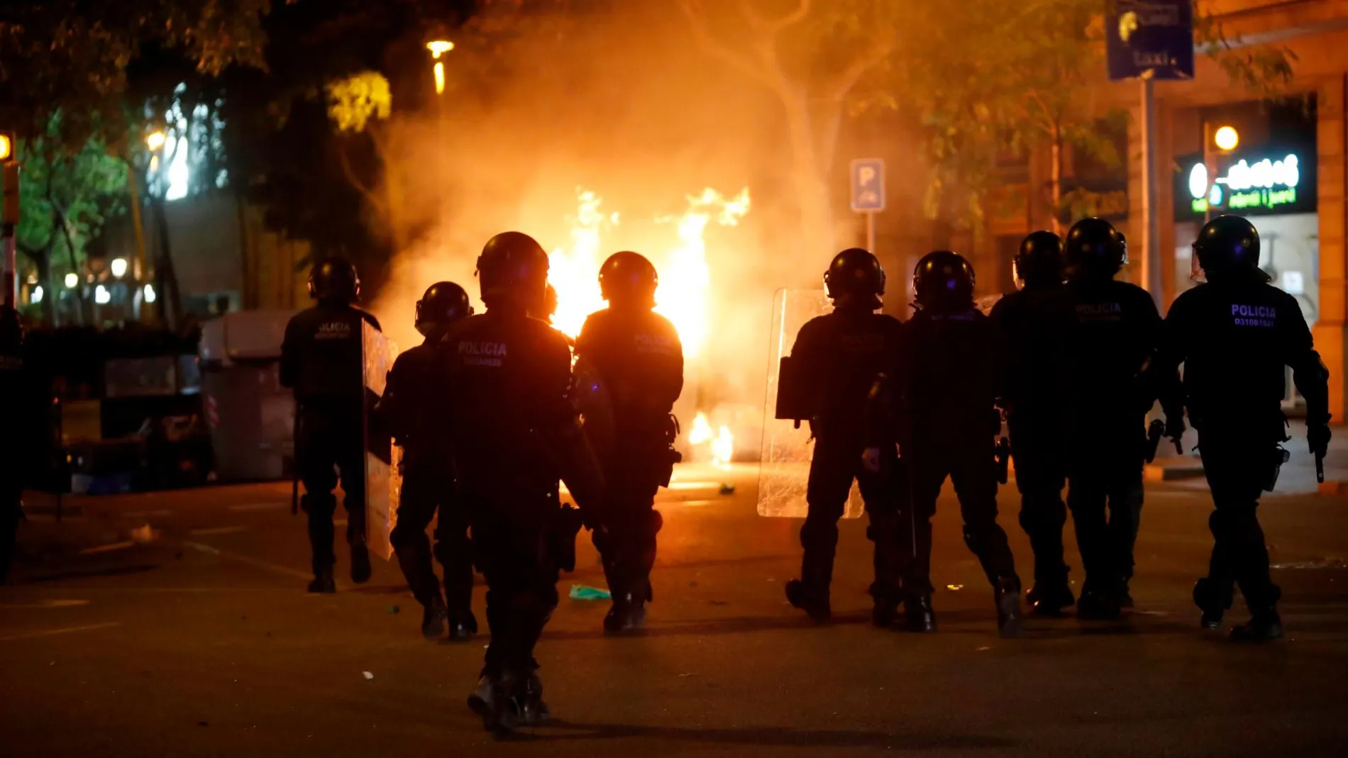 Mossos d'Esquadra durante los disturbios anoche / EFE/Toni Albir