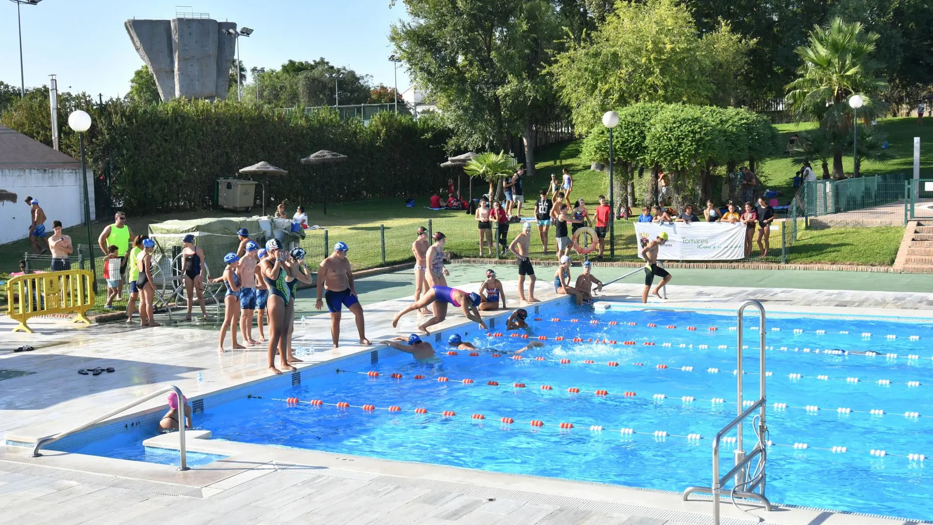 Participantes de la competición "6 Horas de Natación", en Tomares / La Razón