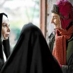 De izda. a dcha., Victoria Abril y la protagonista de la serie, Corinne Masiero