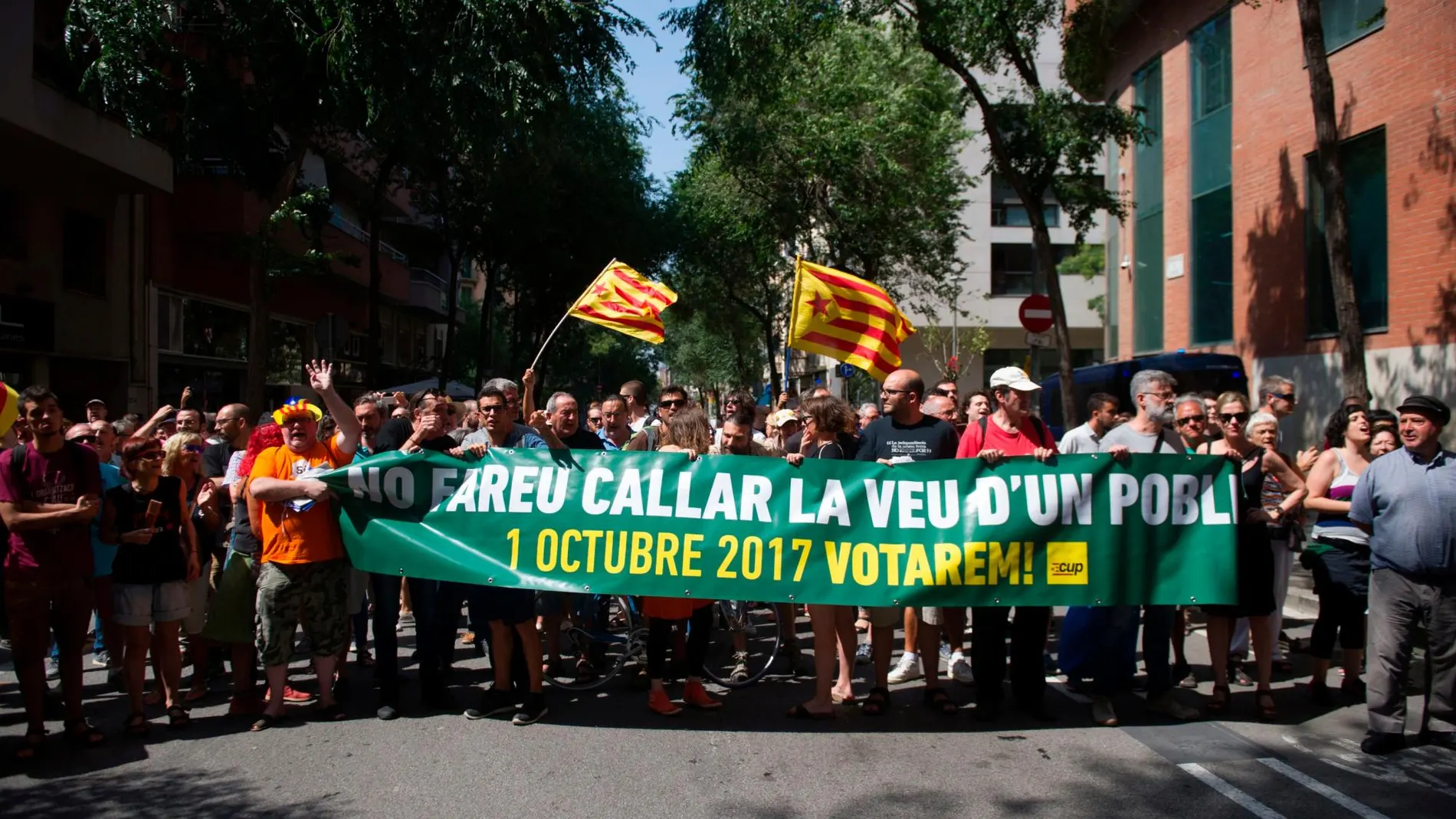 Manifestacion de la CUP en el cuartel de la Guardia Civil de la Travessera de Gracia semanas antes del 1-O/Foto: Efe