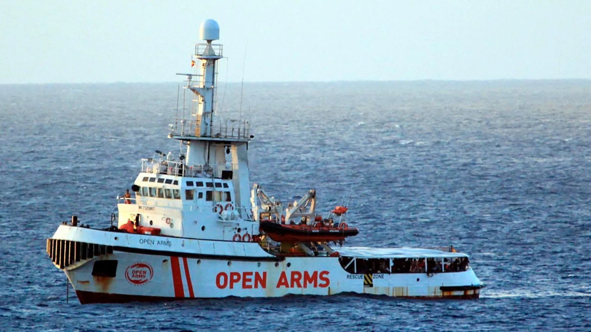 Imagen del Open Arms en la costa de Lampedusa
