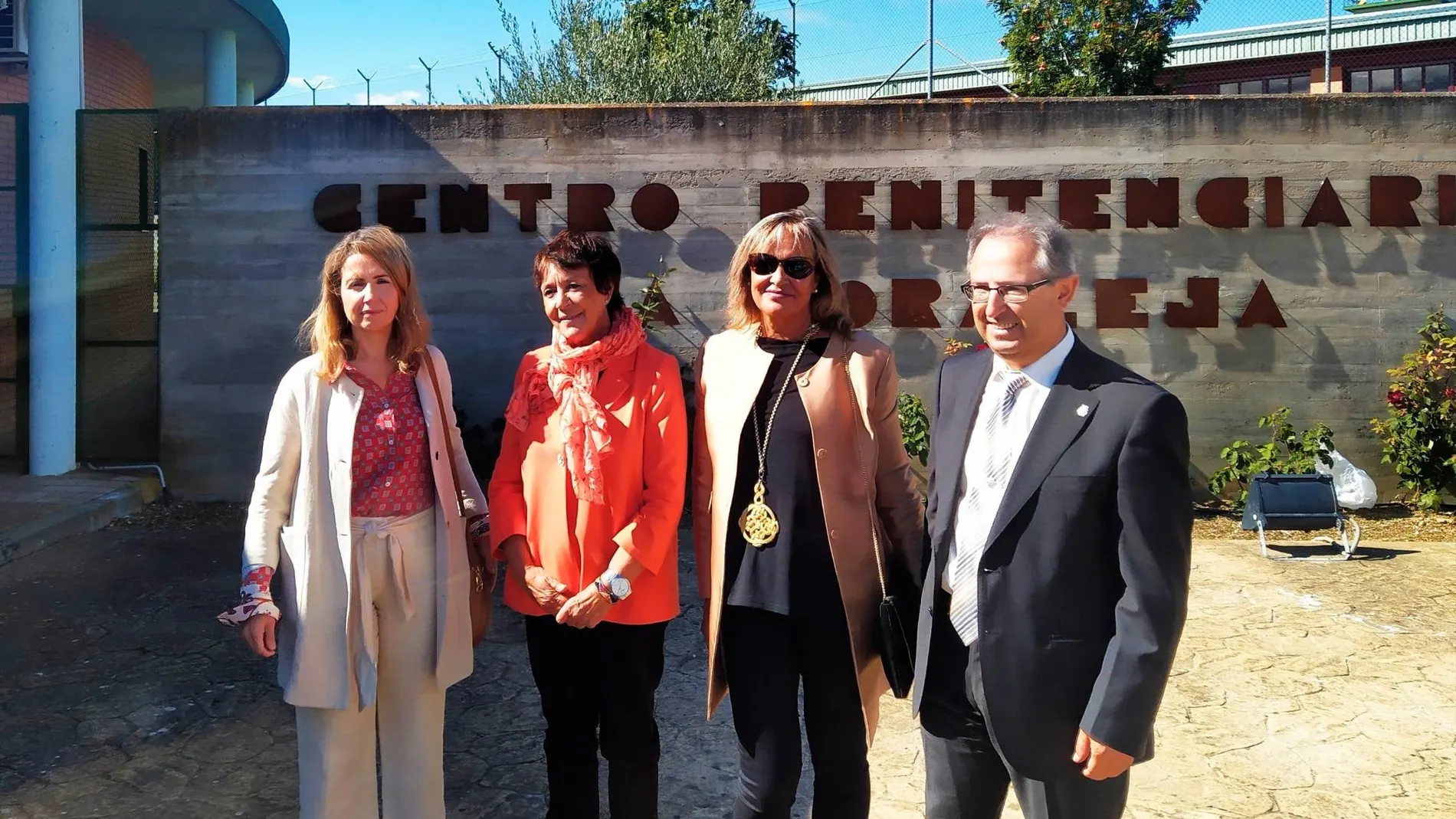 Mercedes Martín, junto a la subdelegada en Palencia, Laura León, y el director de la cárcel, Francisco Javier Díez, entre otros