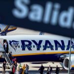 Varios pasajeros desembarcan en el aeropuerto de Gerona en la primera jornada de huelga en la compañía Ryanair por el cierre de bases en España