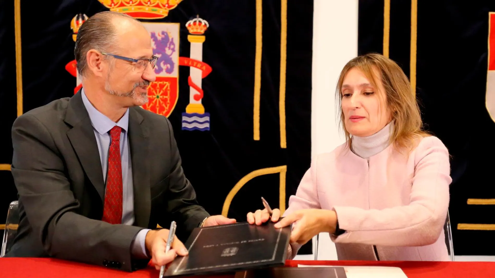 El presidente de las Cortes, Luis Fuentes, y la consejera de Educación, Rocío Lucas, firman un convenio de colaboración para fomentar la conciencia democrática