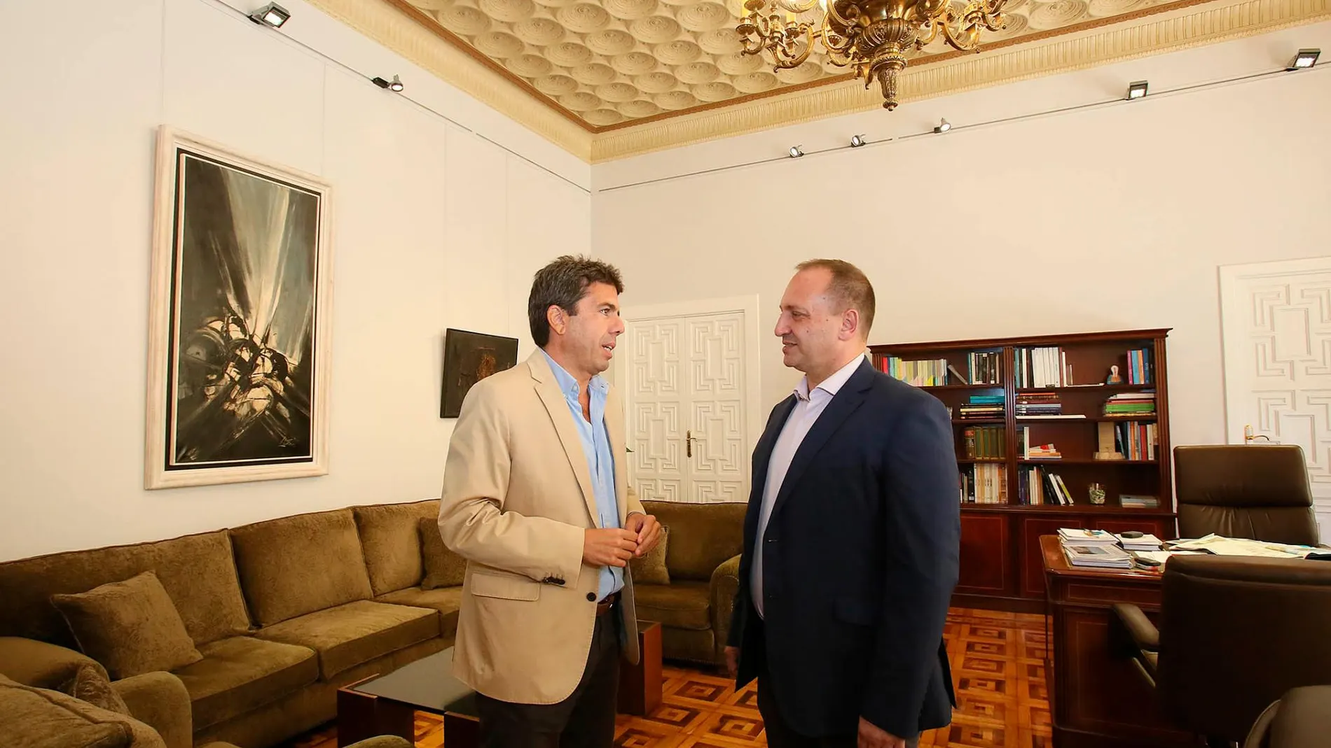 El presidente de la Diputación de Alicante, Carlos Mazón (i), con el vicepresidente segundo y conseller de Vivienda, Rubén Martínez Dalmau (d), en la reunión mantenida en Alicante para establecer líneas de colaboración entre las dos instituciones. LA RAZÓN