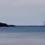 Imagen de dos columnas de humo producidas por la explosión de los aviones