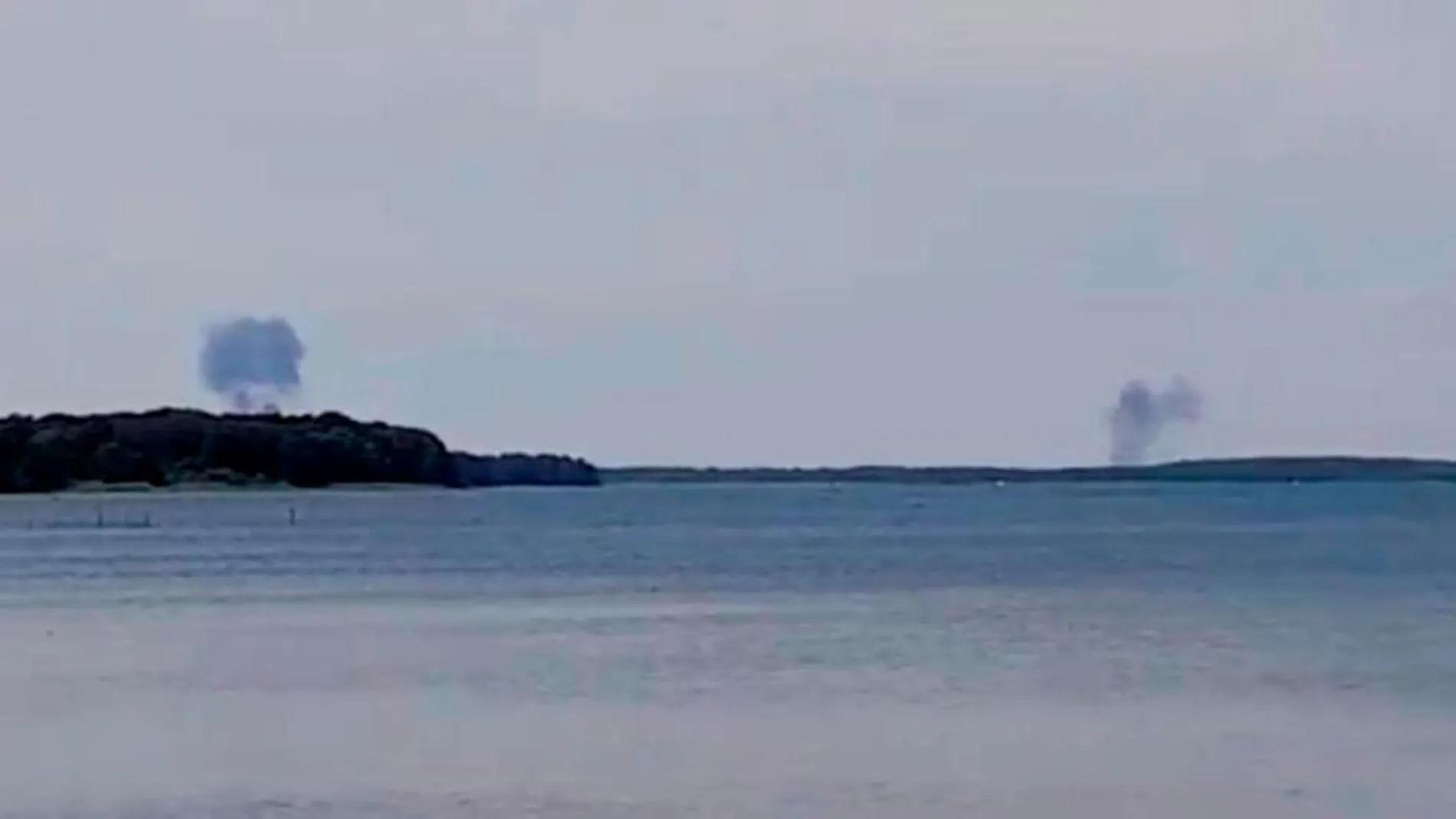 Imagen de dos columnas de humo producidas por la explosión de los aviones