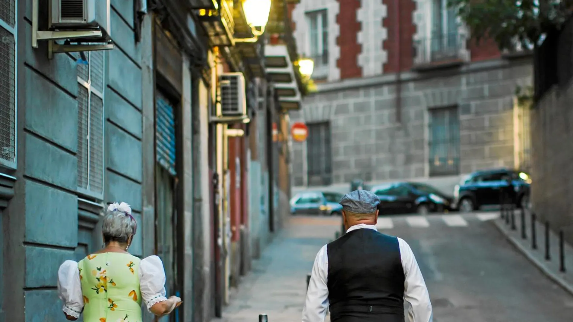 Chulapas y chulapos ambientan estos días las calles del distrito Centro durante las fiestas más castizas de la capital.