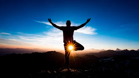 Un profesor de yoga practicando esta técnica física y espiritual