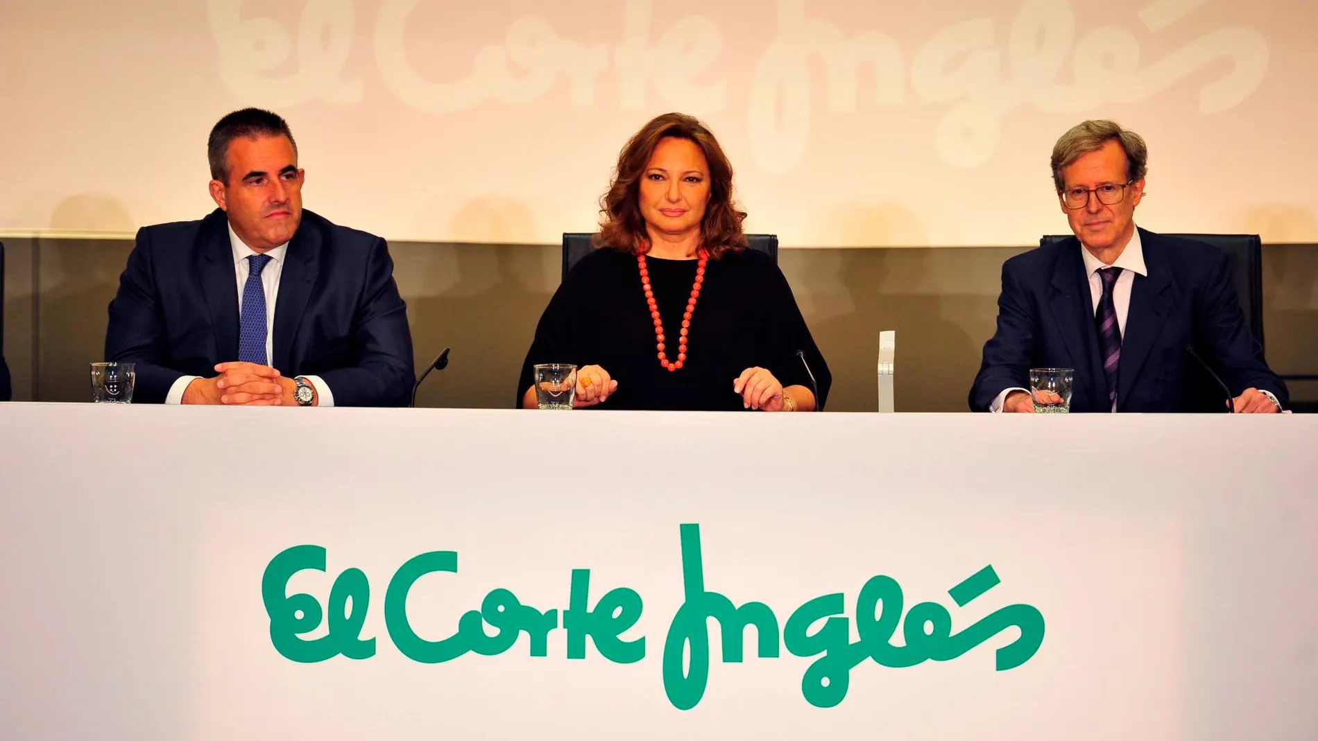 La presidenta de El Corte Inglés, Marta Álvarez (c), junto al Consejero Delegado del Retail de la empresa, Víctor del Pozo (i), y el secretario del Consejo de Administración, Antonio Hernández-Gil (d)