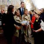 Los reyes, la princesa Leonor y la infanta Sofía, durante su visita este sábado a la iglesia de Asiegu.