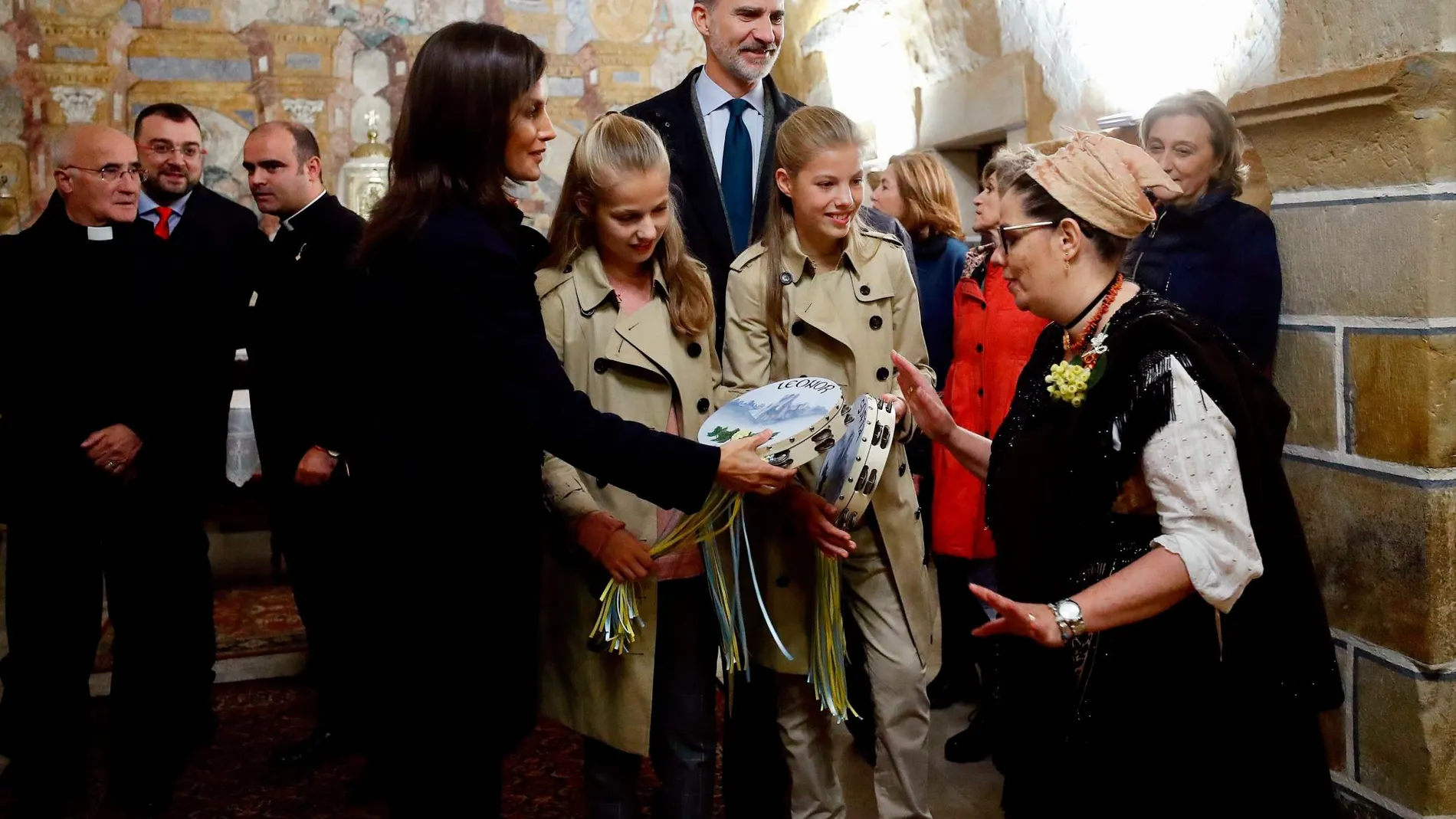 Los reyes, la princesa Leonor y la infanta Sofía, durante su visita este sábado a la iglesia de Asiegu.