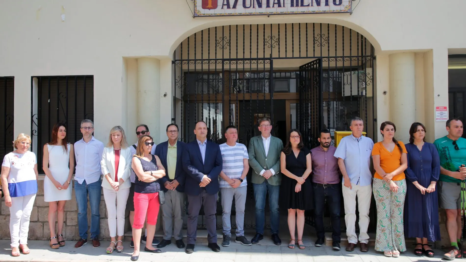 El Consell convocó un minuto de silencio en la puerta del Consistorio de Montanejos, donde celebra el «seminari d’Estiu» para mostrar su repulsa por el asesinato de una mujer el sábado en Elx. LA RAZÓN