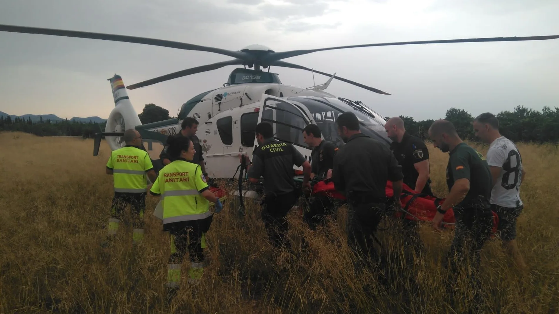 La guardia Civil buscaba al anciano con un helicóptero que acudió inmediatamente al punto donde fue localizado
