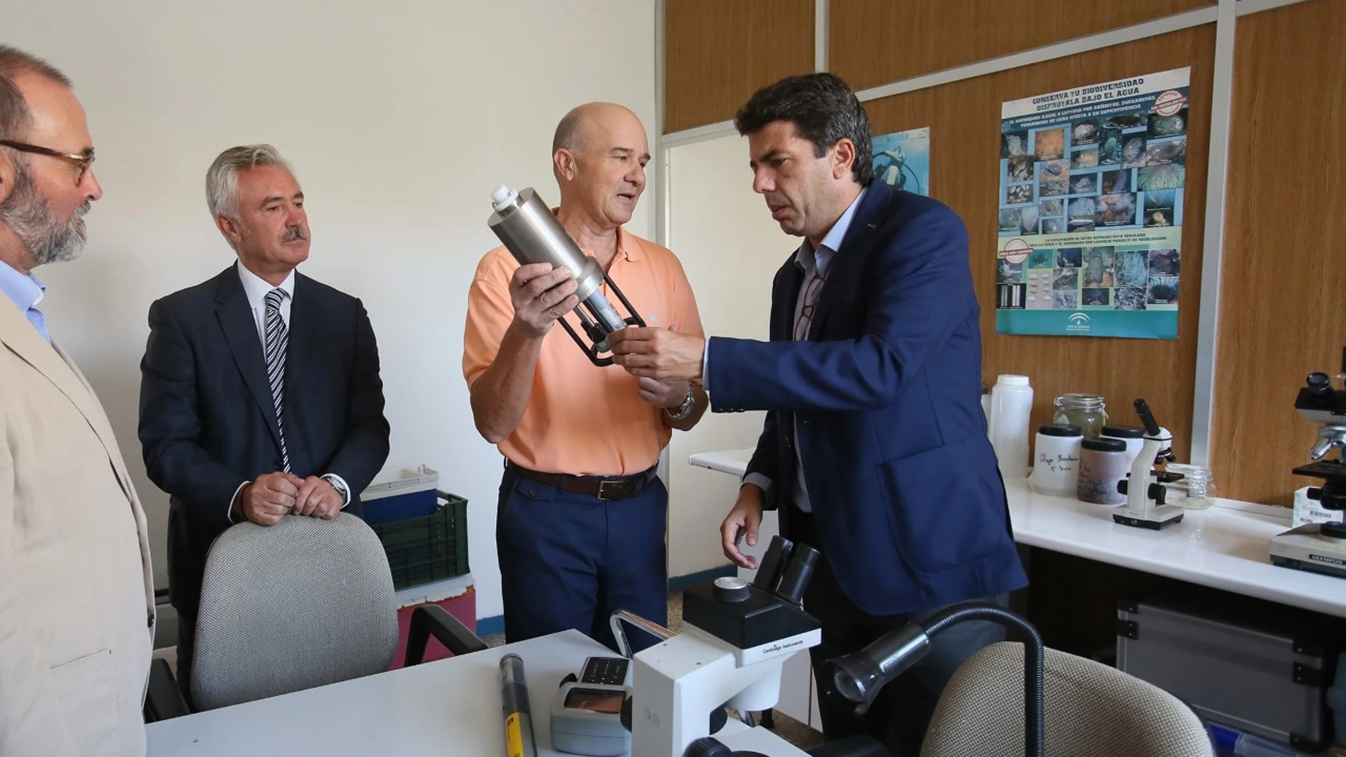 El presidente de la Diputación de Alicante, Carlos Mazón, y el alcalde de El Campello, Juan José Berenguer, con sus colaboradores