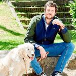 Álex es un gran amante de los perros. En la foto, con uno de ellos.